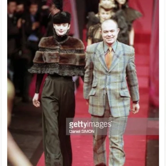 Christian Lacroix stunning runway mink cape - Picture 10 of 10